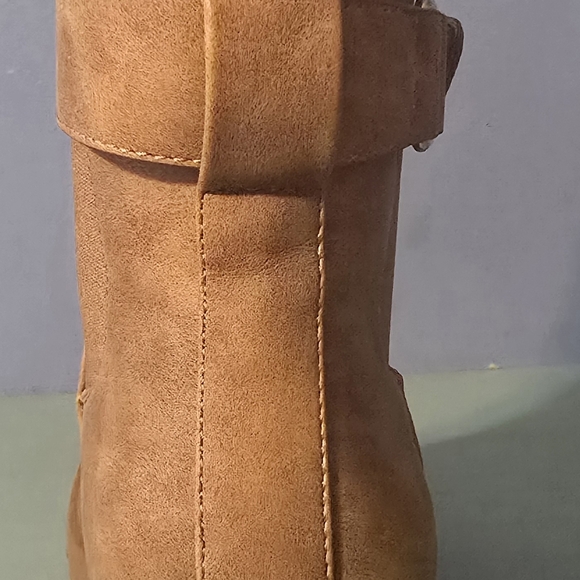 Dream Pairs Tan Lug Sole Chelsea Ankle Boots with Buckle - Picture 3 of 5